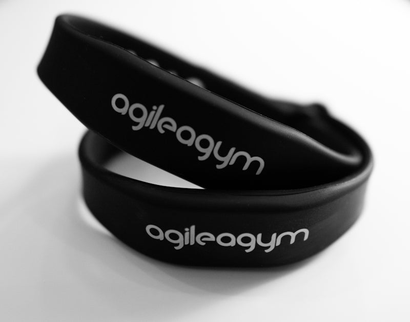 Bild von zwei aufeinander liegenden RFID Silikon-Armbändern mit agilea Branding