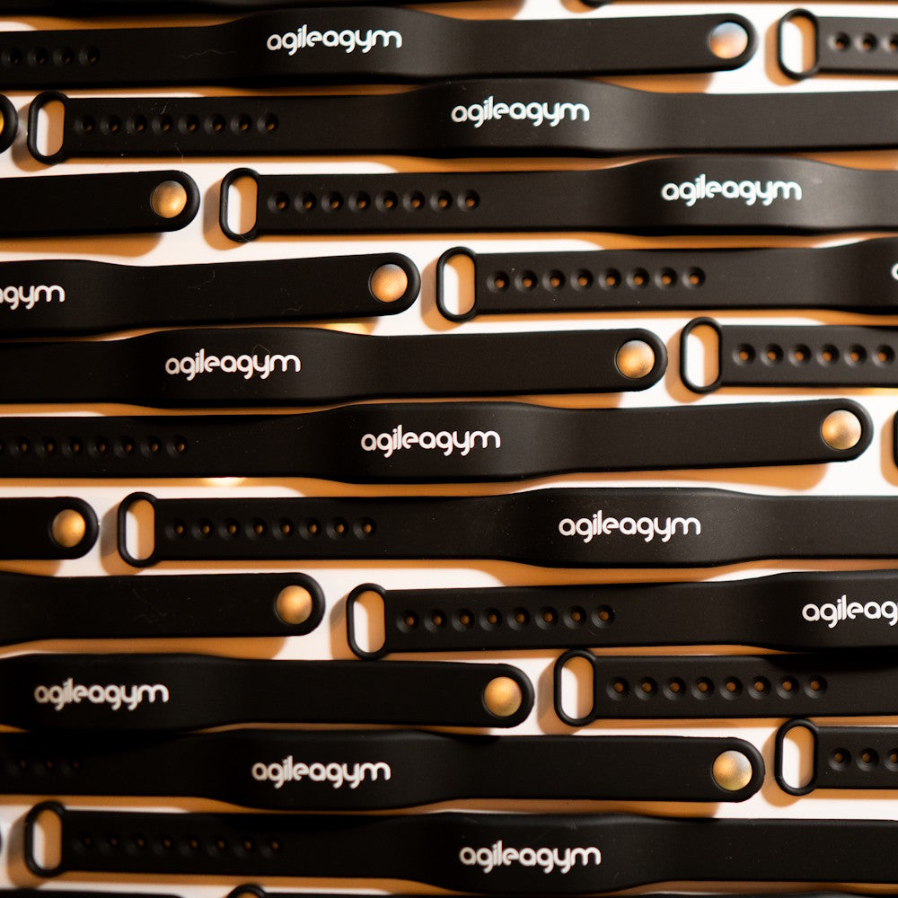 Übereinanderliegende RFID Transponder-Armbänder mit agilea Branding