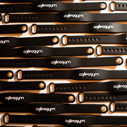 Übereinanderliegende RFID Transponder-Armbänder mit agilea Branding