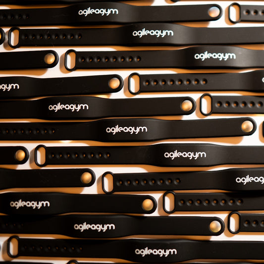 Übereinanderliegende RFID Transponder-Armbänder mit agilea Branding