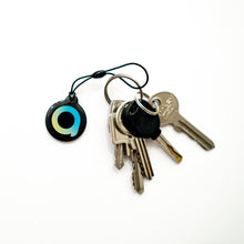 Bild eines Transponder-Schlüsselanhängers mit zusätzlich abgebildeten Schlüsseln in runder Form