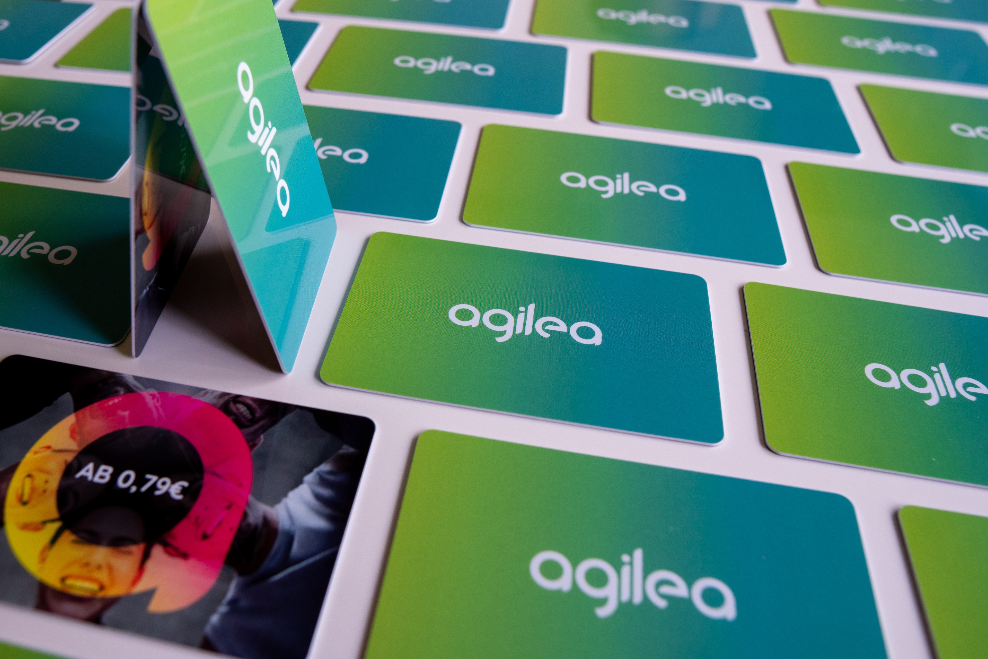 Rechteckiges Foto von agilea gebrandeten Transponderkarten, welche in Reihe und übereinander liegen 