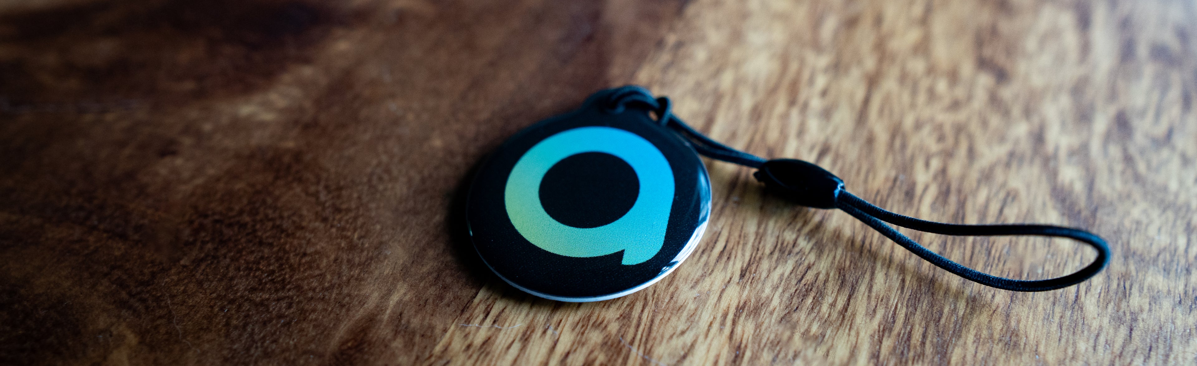 Epoxy-Tag auf Holz-Tischplatte liegend mit agilea Branding