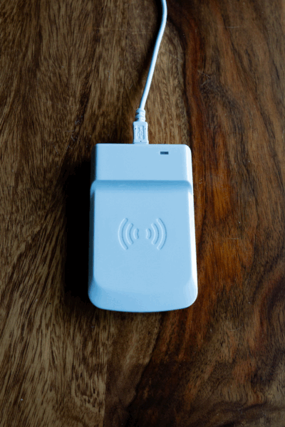 GIF eines USB-RFID Zuweisungsgeräts auf welchem in drei Schritten erst eine agilea gebrandete Transponderkarte, dann ein Transponder-Armband und zuletzt ein Transponder-Epoxy-Tag hinzugefügt wird