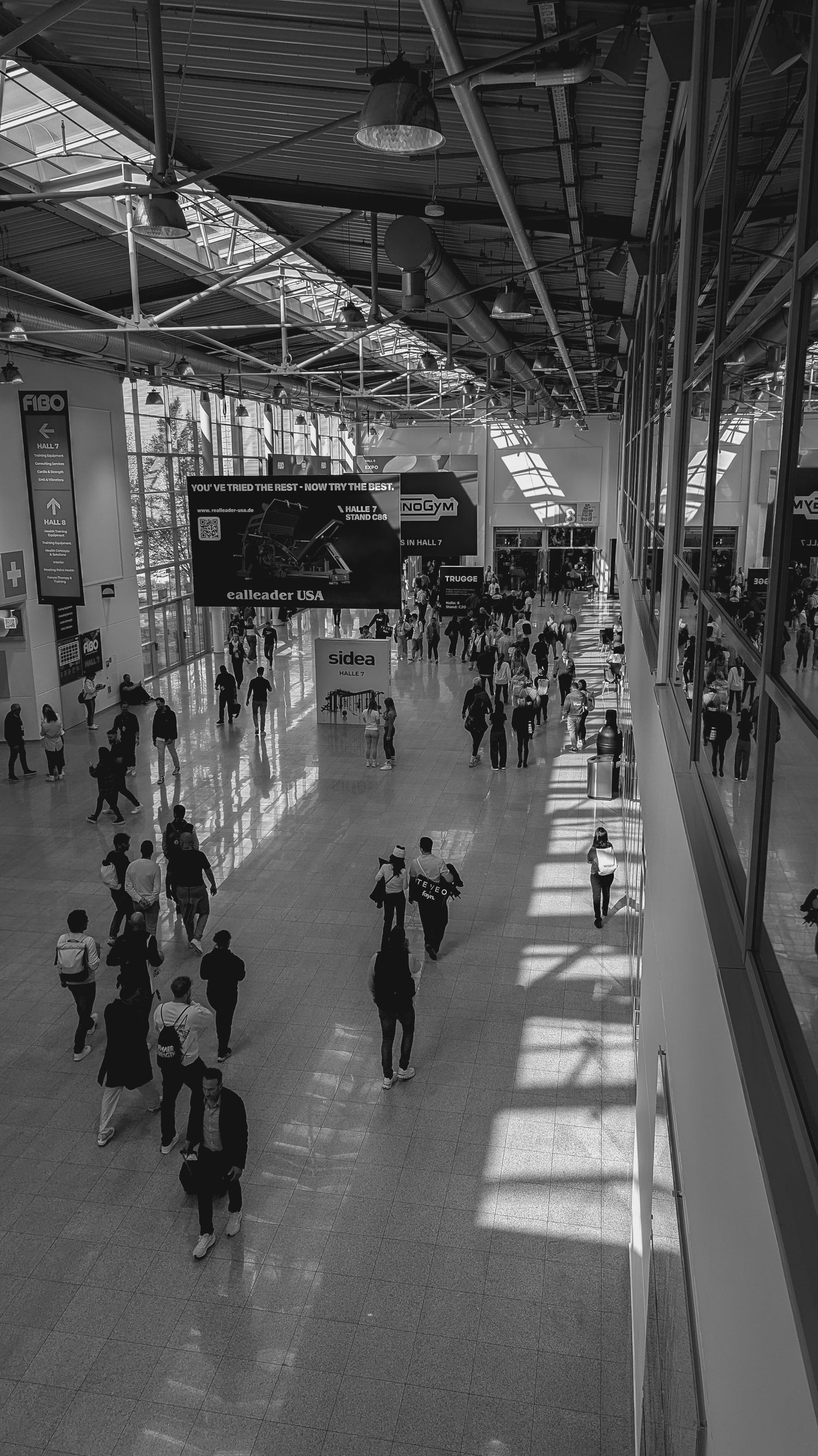 Hochkant-Bild in Schwarz weiß der Vorhalle von der FIBO 2025