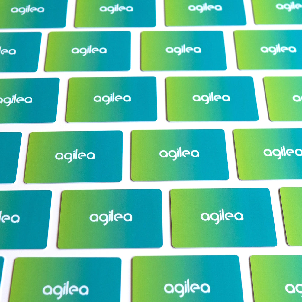 RFID Transponderkarten im Farbverlauf und mit agilea Branding, welche in Reihe neben- und übereinander liegen 