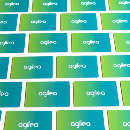 RFID Transponderkarten im Farbverlauf und mit agilea Branding, welche in Reihe neben- und übereinander liegen 