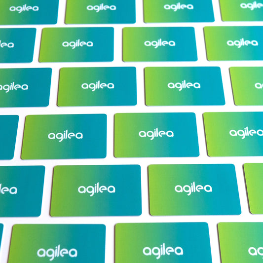 RFID Transponderkarten im Farbverlauf und mit agilea Branding, welche in Reihe neben- und übereinander liegen 