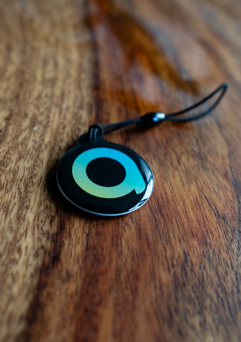 RFID Epoxy Tag mit agilea Logo als Brandig liegt auf einem Holztisch