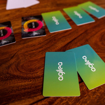 RFID Transponderkarten aus PVC mit agilea Branding liegen auf einem Holztisch