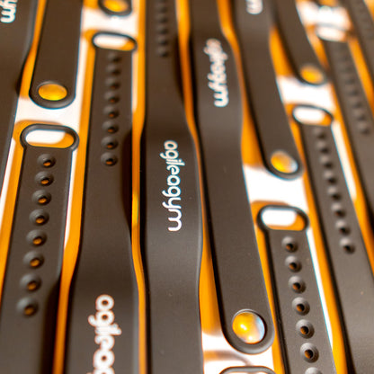 Nebeneinanderliegende RFID Transponder-Armbänder mit agilea Branding