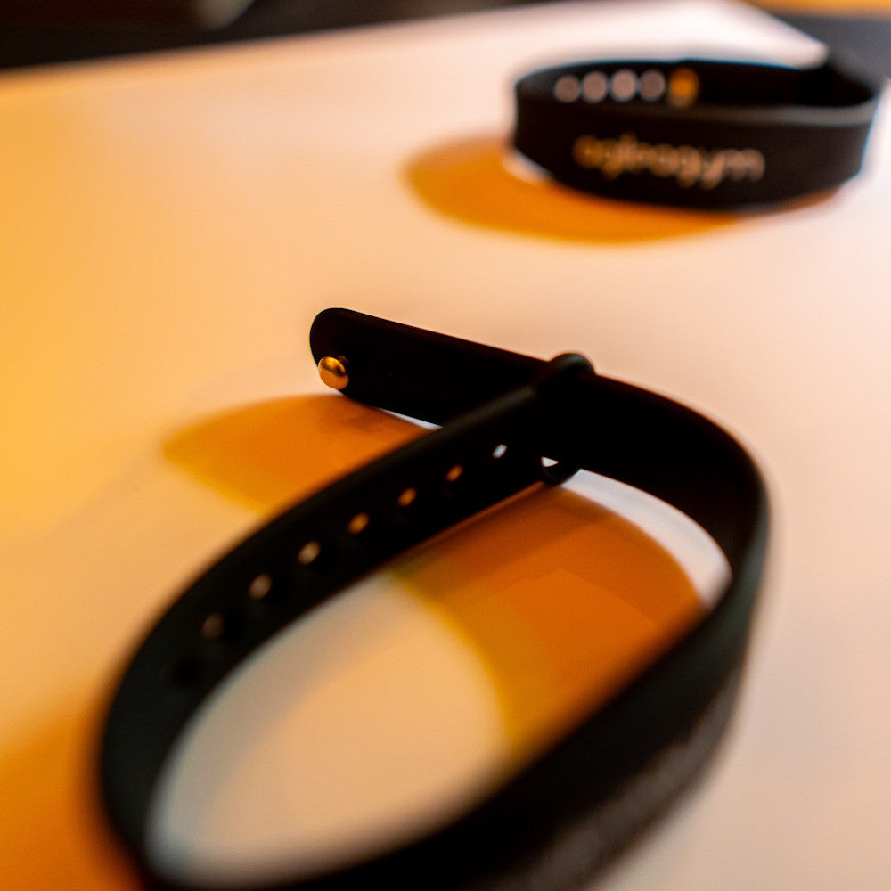 Geöffnetes und geschlossenes Transponder-Armband mit agilea Branding