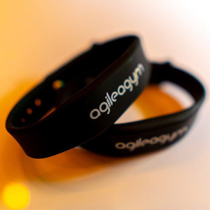 Übereinanderliegende Transponder-Armbänder mit agile<a Branding