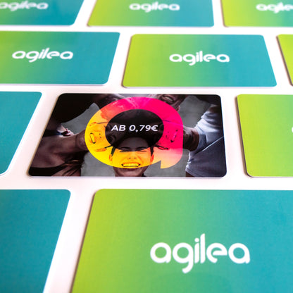 Quadratisches Bild von agilea gebrandeten RFID Transponderkarten, welche in Reihe liegen