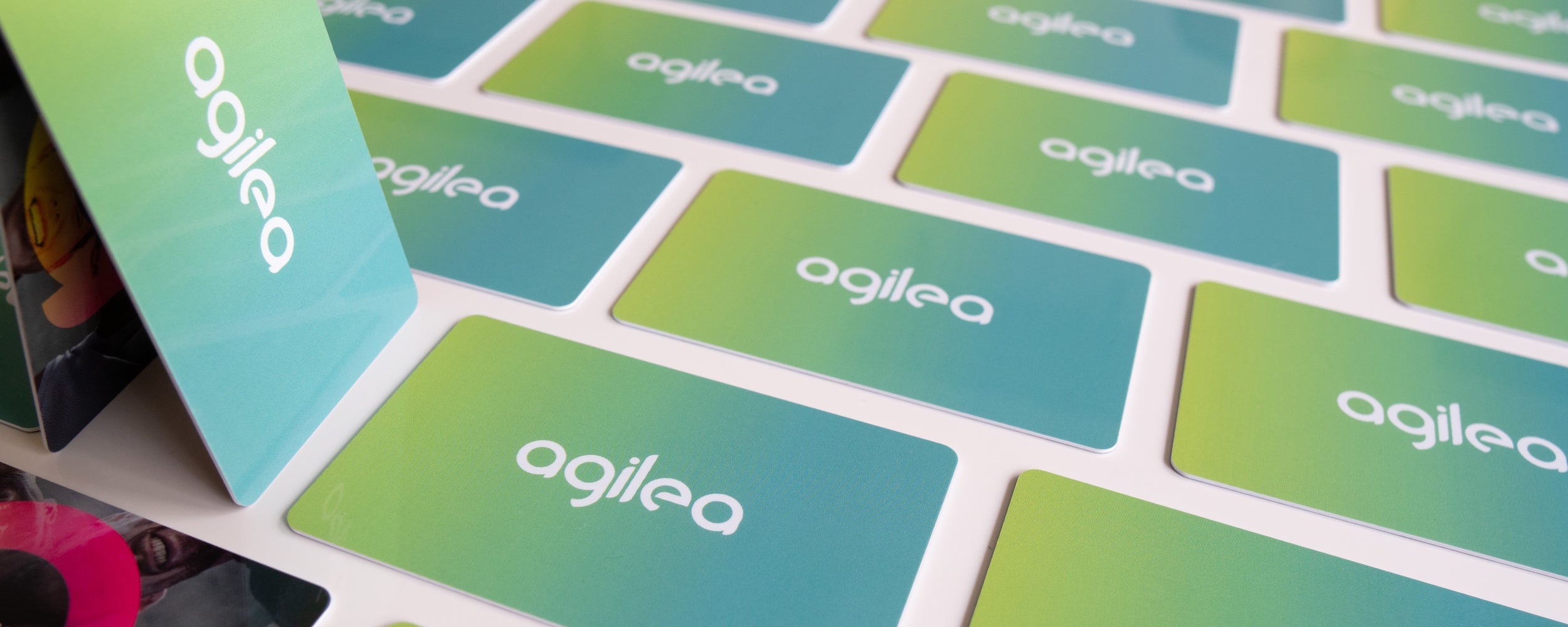 Titelbild von agilea RFID Transponderkarten im Farbverlauf von Gelb zu Türkis