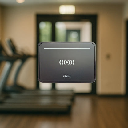 Abbildung Minova RFID Zutrittssteuerung. Im Hintergrund ist ein Raum mit zwei Laufbändern zu sehen.