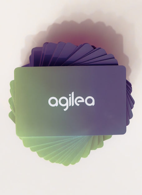 Bild eines aufgefächerten Stapels von agilea gerandeten Transponderkarten im Farbverlauf von grün zu lila