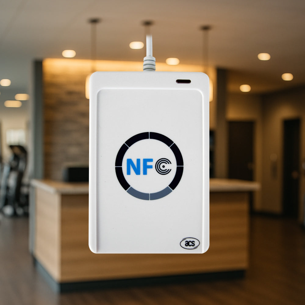 Produktfoto des acs NFC Readers mit dem Empfang eines Fitnessstudios im Hintergrund