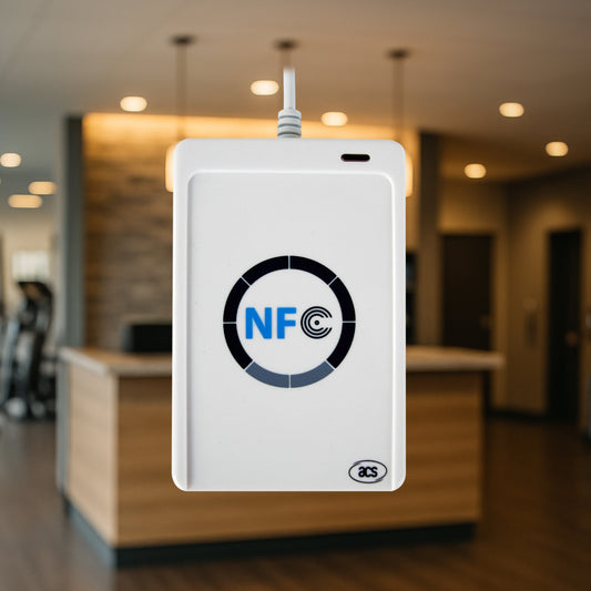 Produktfoto des acs NFC Readers mit dem Empfang eines Fitnessstudios im Hintergrund