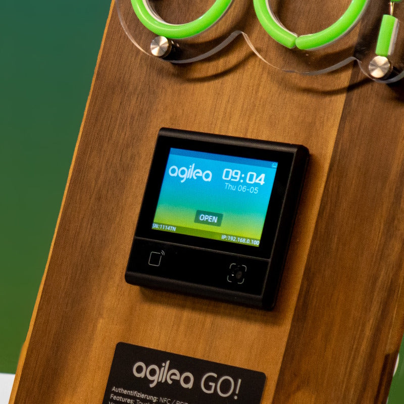 Fotografie des Produkts agilea Go, welches auf eine Holz-Halterung montiert wurde