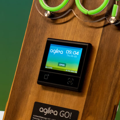 Fotografie des Produkts agilea Go, welches auf eine Holz-Halterung montiert wurde
