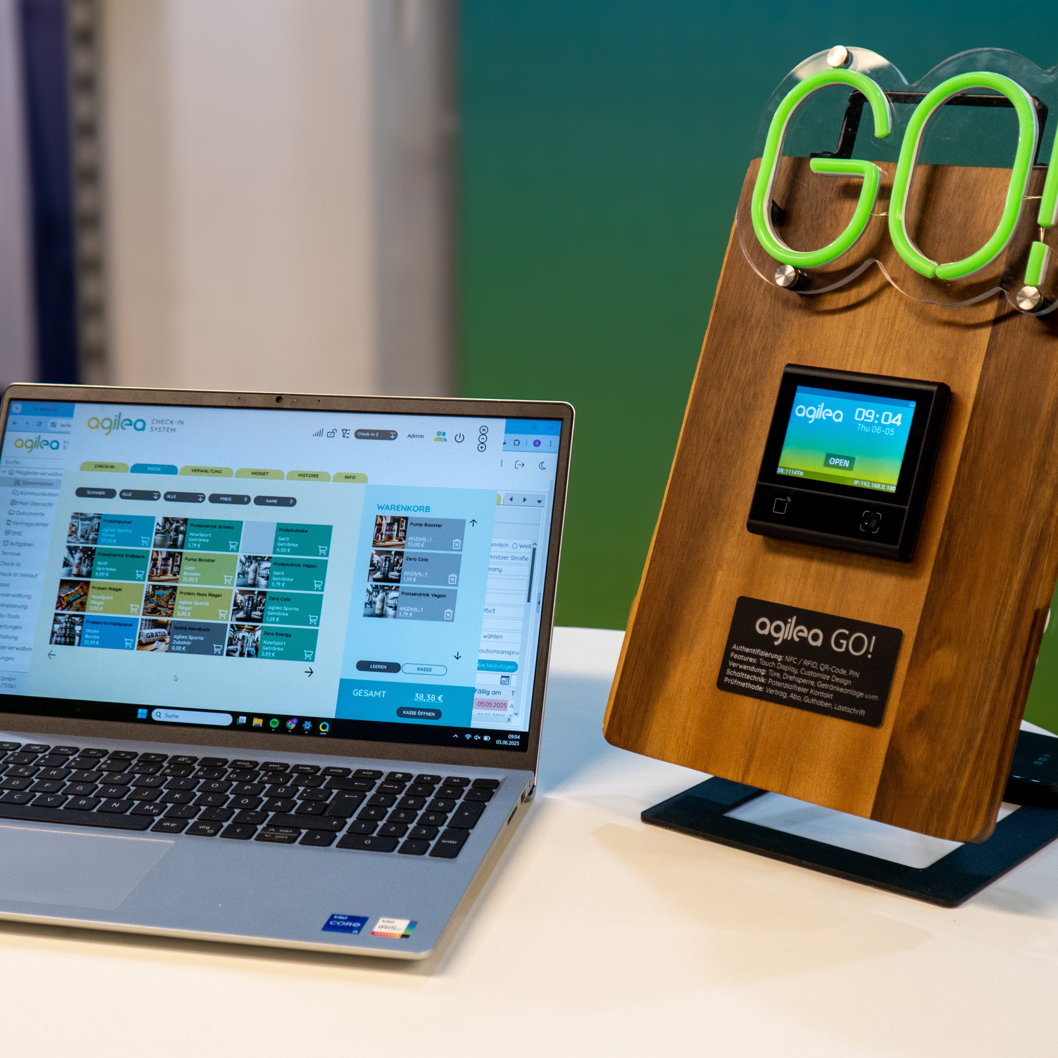 Quadratisches Bild eines Laptops, auf welcher die agilea Software angezeigt wird und ein agilea Go, welches auf einem Holzbrett angebracht wurde